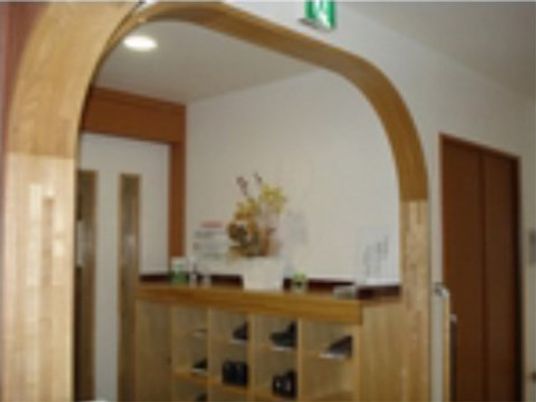 アーチ通路のある明るい受付