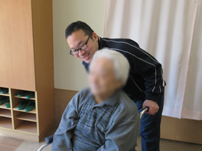 スタッフが会話を楽しむ居室