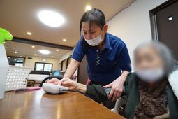 医療チェック実施中のスタッフ