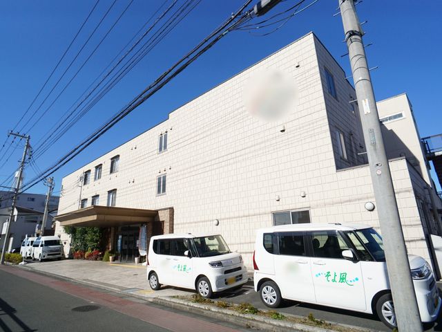 明るい日差しの外観 外観 広々とした周囲の環境と心地よい日差しを受ける建物です。明るく開けた雰囲気があり、外からのアクセスも良好です。