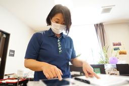 マスク姿のスタッフ作業中