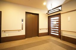 清潔な廊下とエレベーター