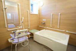 手すり付きバリアフリー浴室