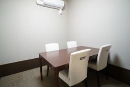 シンプルな会議室