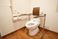 サムネイル 施設の写真 手すりが設置され、車椅子を利用している方も使いやすい洋式トイレ