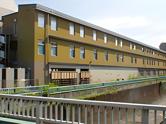 長い建物の外観 外観 長い外観が特徴的な施設です。周囲の緑と調和した落ち着いた雰囲気が感じられます。