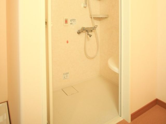 手すり付きの浴室 居室 安全を考慮した設計の浴室です。手すりやシャワーの位置にも配慮が感じられます。