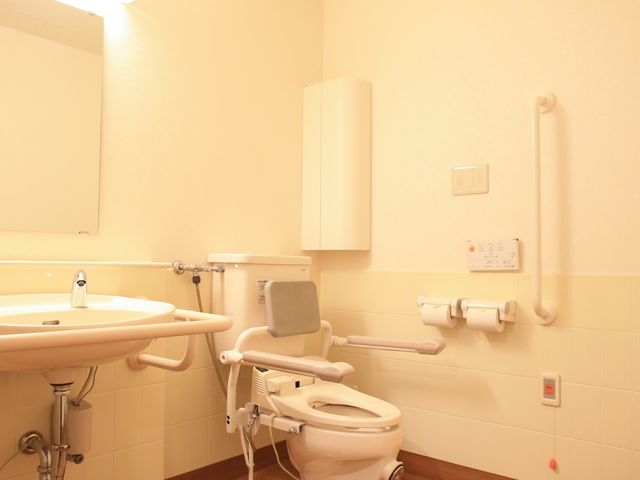 バリアフリートイレの内観 トイレ 手すり付きで安全性に配慮された清潔感のあるトイレです。ゆとりのスペースが確保されており、快適にお使いいただけます。