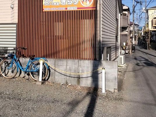 施設外観と自転車  