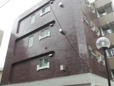 茶色い外壁の建物
