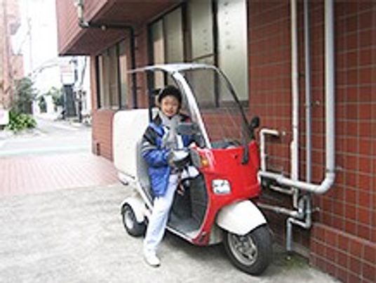 三輪車に座る人物外