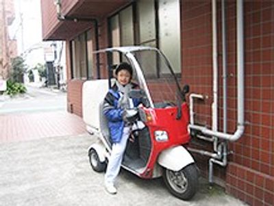 三輪車に座る人物外