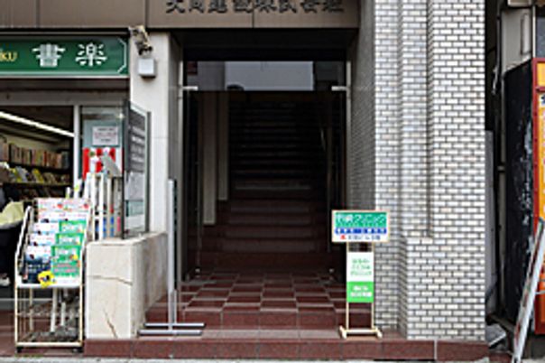 書店隣の階段