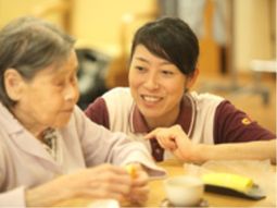 笑顔で介助するスタッフ