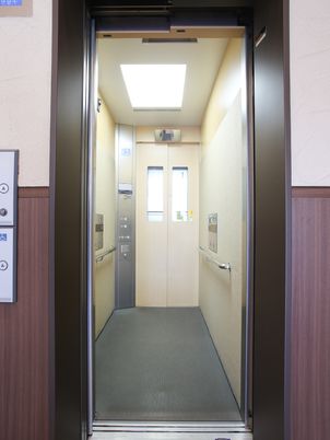 エレベーターの開いた扉