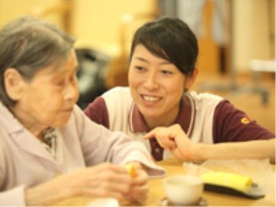 笑顔で手助けするスタッフ