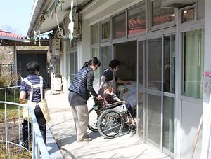 人々と車椅子のある外