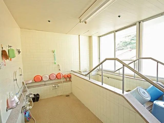 浴室の洗い場 浴室   明るい窓辺に面した洗い場で、手すりが設けられています。入浴時の動作を支えやすい、使いやすそうな空間です。
