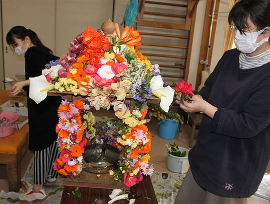 花で装飾された祭壇
