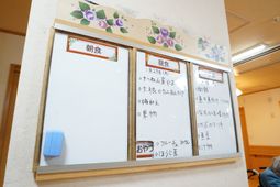 掲示物が装飾された壁