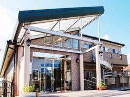 エントランスの明るい建物