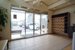 エントランスの開放的な空間