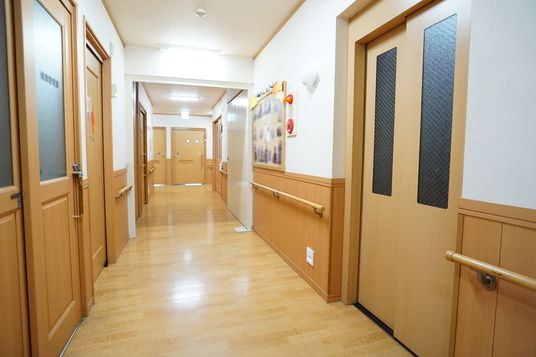 廊下の明るい空間