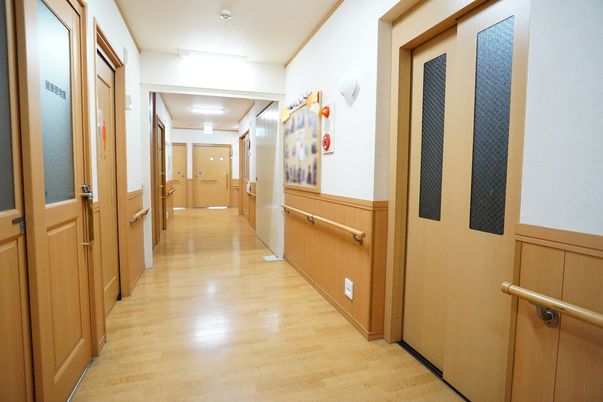 廊下の明るい空間