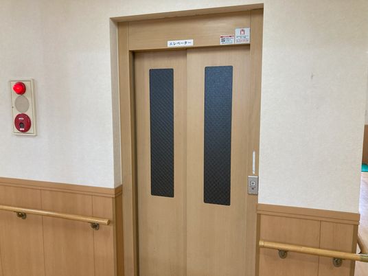 温かみのある木目調エレベーター