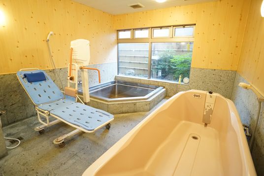 バリアフリー設計の浴室