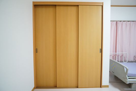 木目調のクローゼット扉