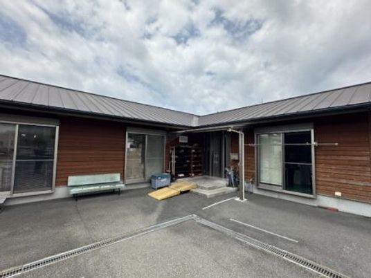 中庭のある建物外観  