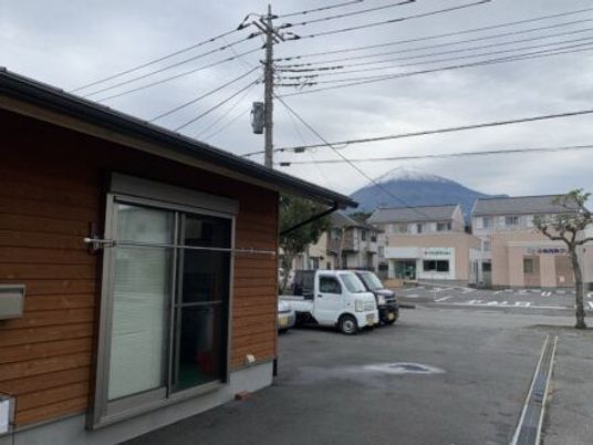 建物前の駐車場外観  