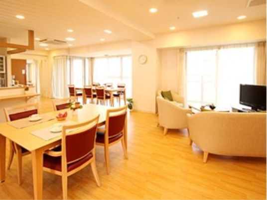 明るい共有ラウンジの様子