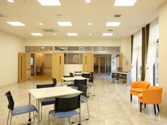 広々とした明るいラウンジ