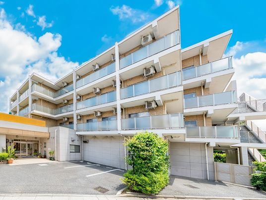 明朗な建物の外観