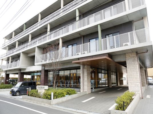 モダンな建物のエントランス