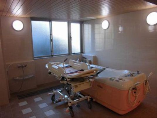 施設の写真 「たのしい家 葛西」の機械浴。お身体の状態に合わせて、入浴のサポートも行っている。