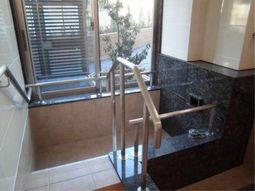 手すり付き浴室の一角