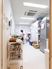 サムネイル 施設の写真 病院の診察室のようなイメージの部屋で、聴診器などの機器がある。インターホンや大きな冷蔵庫が設置されている。