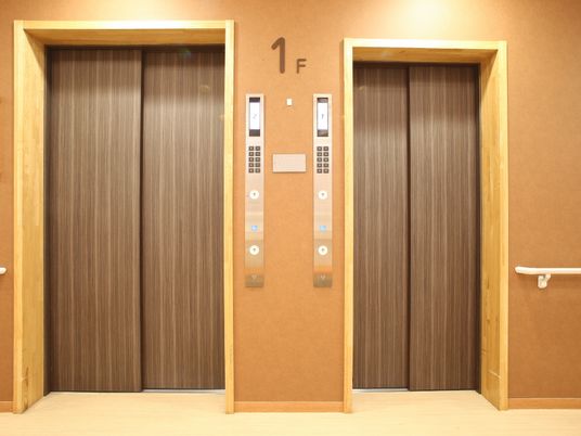施設の写真 エレベーターは2基あるので、混雑時の待ち時間が少ない。操作パネルがわかりやすい表示であり、また壁の階数表示も見やすい書体である。