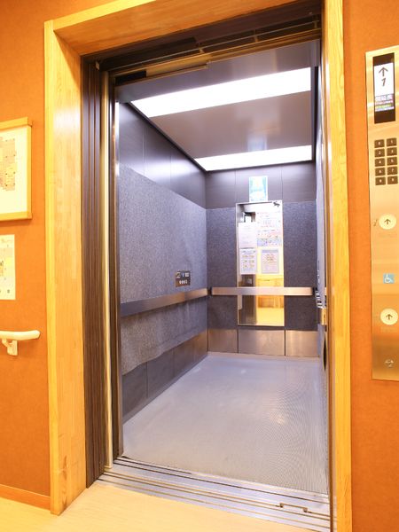 エレベーターの開いた扉