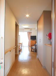 居室の入り口と内部