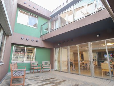 広々中庭とダイニング