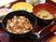 この日のメインは麻婆豆腐丼と卵のスープ。食事は食べやすさだけでなく、見た目やメニューに配慮されている。食材は大きすぎず、食べやすい。