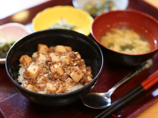 施設の写真 この日のメインは麻婆豆腐丼と卵のスープ。食事は食べやすさだけでなく、見た目やメニューに配慮されている。食材は大きすぎず、食べやすい。