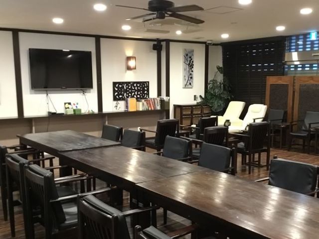 椅子とテーブルのラウンジ ラウンジ 自然光が心地よいラウンジです。落ち着いた雰囲気で、休憩や交流を楽しむのに最適です。