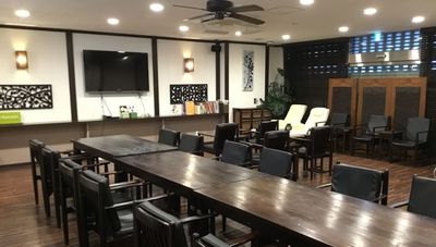 椅子とテーブルのラウンジ