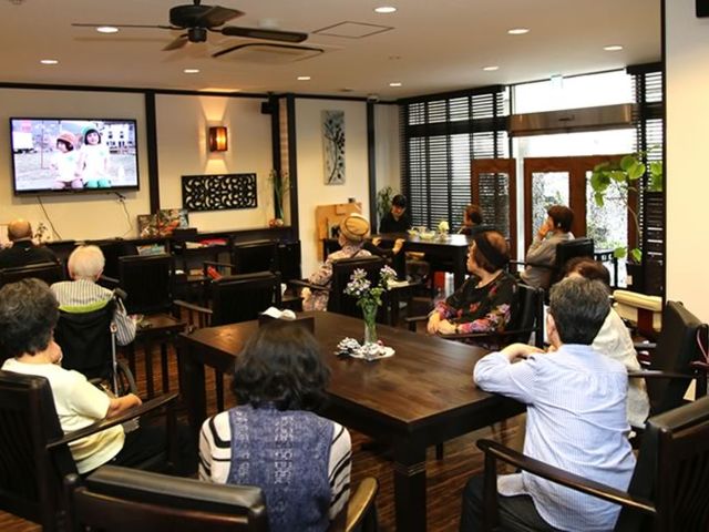 落ち着いた空間のリビング リビング 広々としたリビングでは、居住者の方々が集まり、テレビを楽しむことができます。自然光が差し込む明るい雰囲気です。