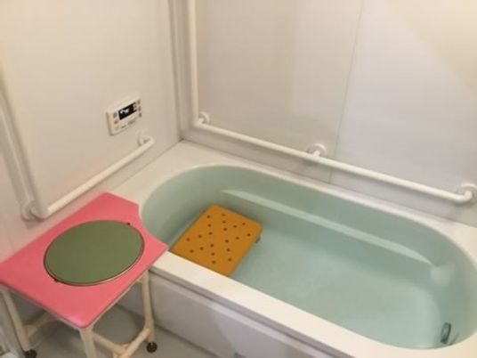 手すり付き浴槽の浴室  